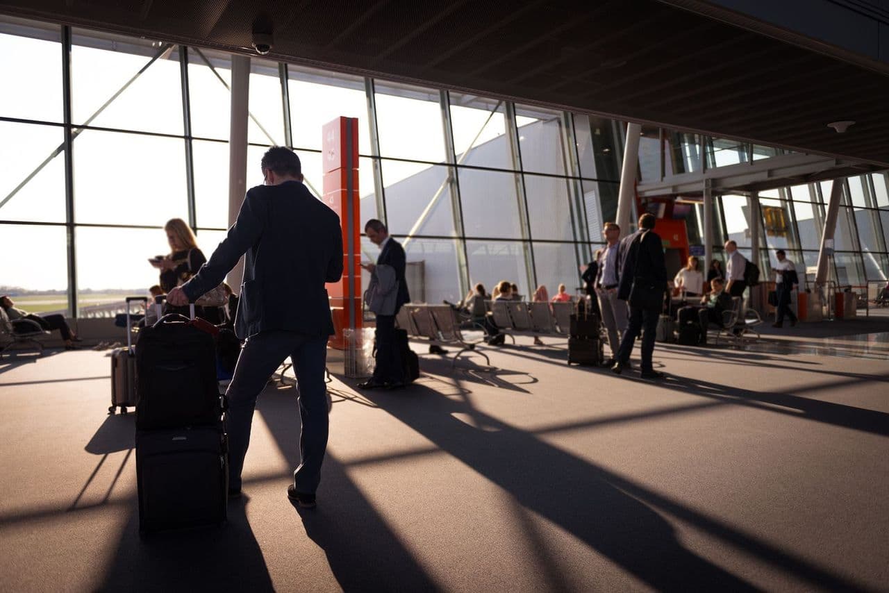 Viaggiatori con i bagagli nel terminal di un aeroporto