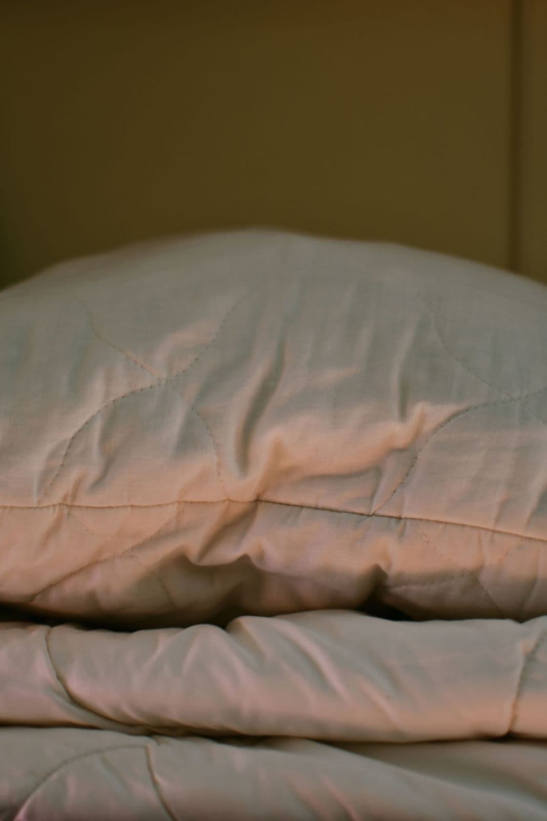 Biancheria da letto pulita e piegata