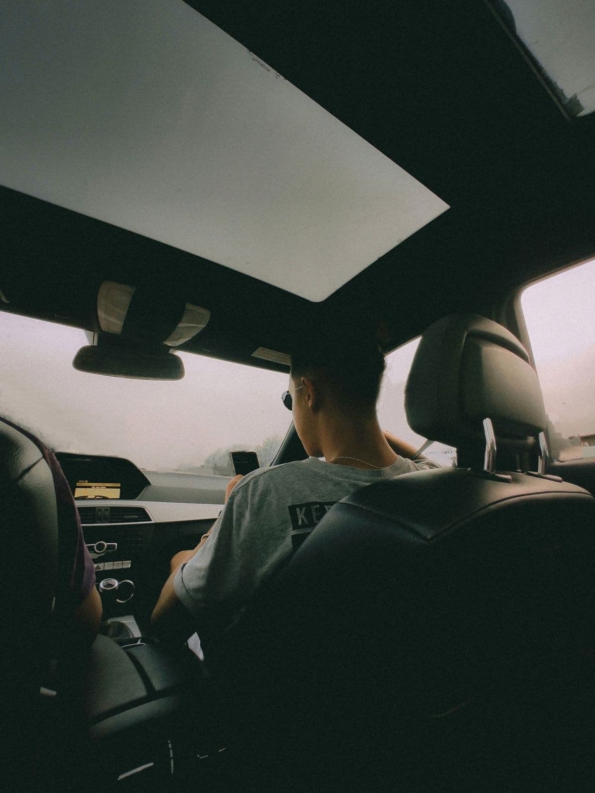 Interno di un'auto durante un trasferimento