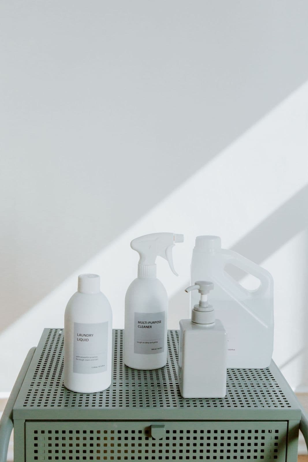 Detergenti professionali allineati su un ripiano
